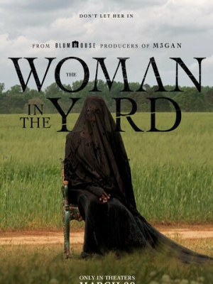 Женщина во дворе 